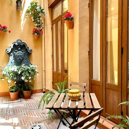 Piso Con Patio, 3 Habitaciones, En La Goleta Malaga