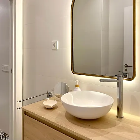 Piso Con Patio, 3 Habitaciones, En La Goleta Malaga