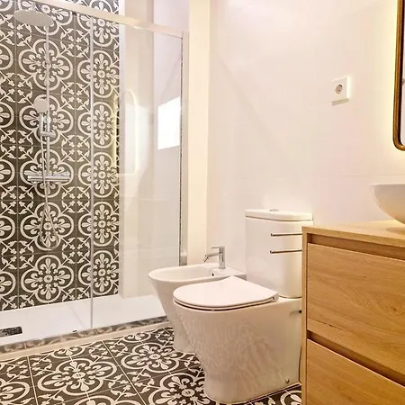 Piso Con Patio, 3 Habitaciones, En La Goleta * Malaga