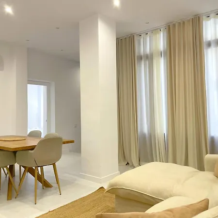 Apartment Piso Con Patio, 3 Habitaciones, En La Goleta