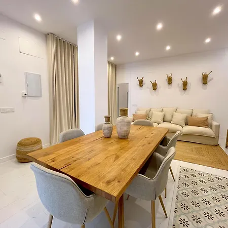 Piso Con Patio, 3 Habitaciones, En La Goleta * Malaga