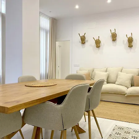Piso Con Patio, 3 Habitaciones, En La Goleta