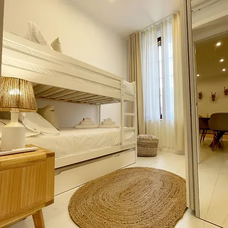 Piso Con Patio, 3 Habitaciones, En La Goleta Malaga